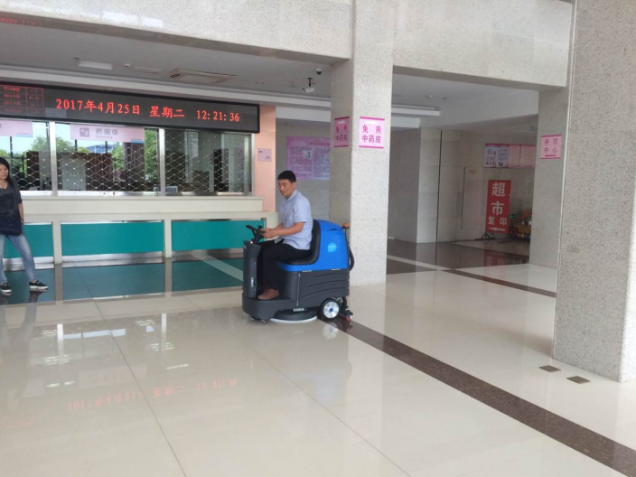 P-11扫地地作业于医院实地拍摄图