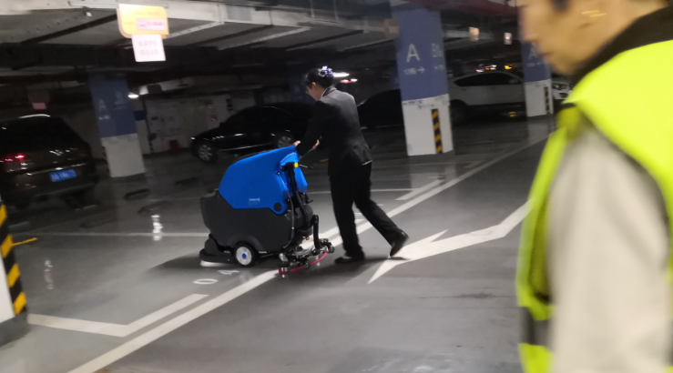 住宅小区使用洗地机实拍图