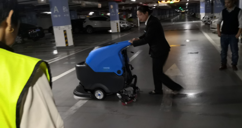 住宅小区使用R50B洗地机实拍图2 住宅小区使用R50B洗地机实拍图2