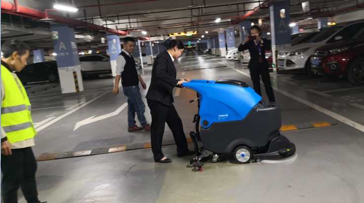 住宅小区使用洗地机实拍图